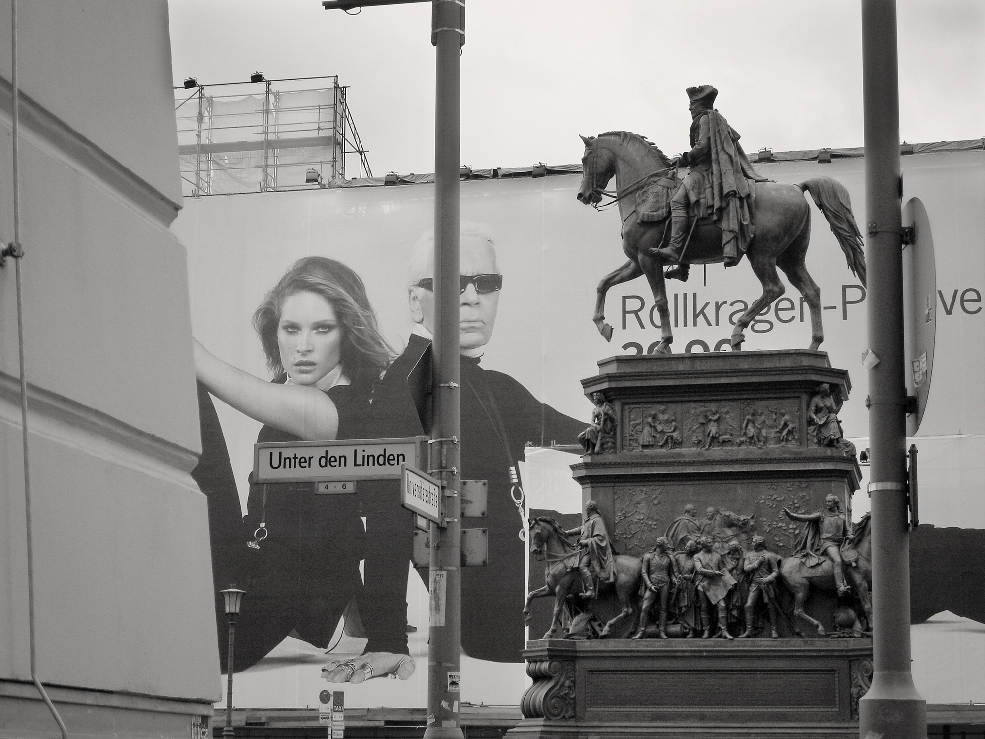 Christoph Radke, Berlin, Unter den Linden, Reiterstandbild Friedrichs des Großen und Werbung, 2004